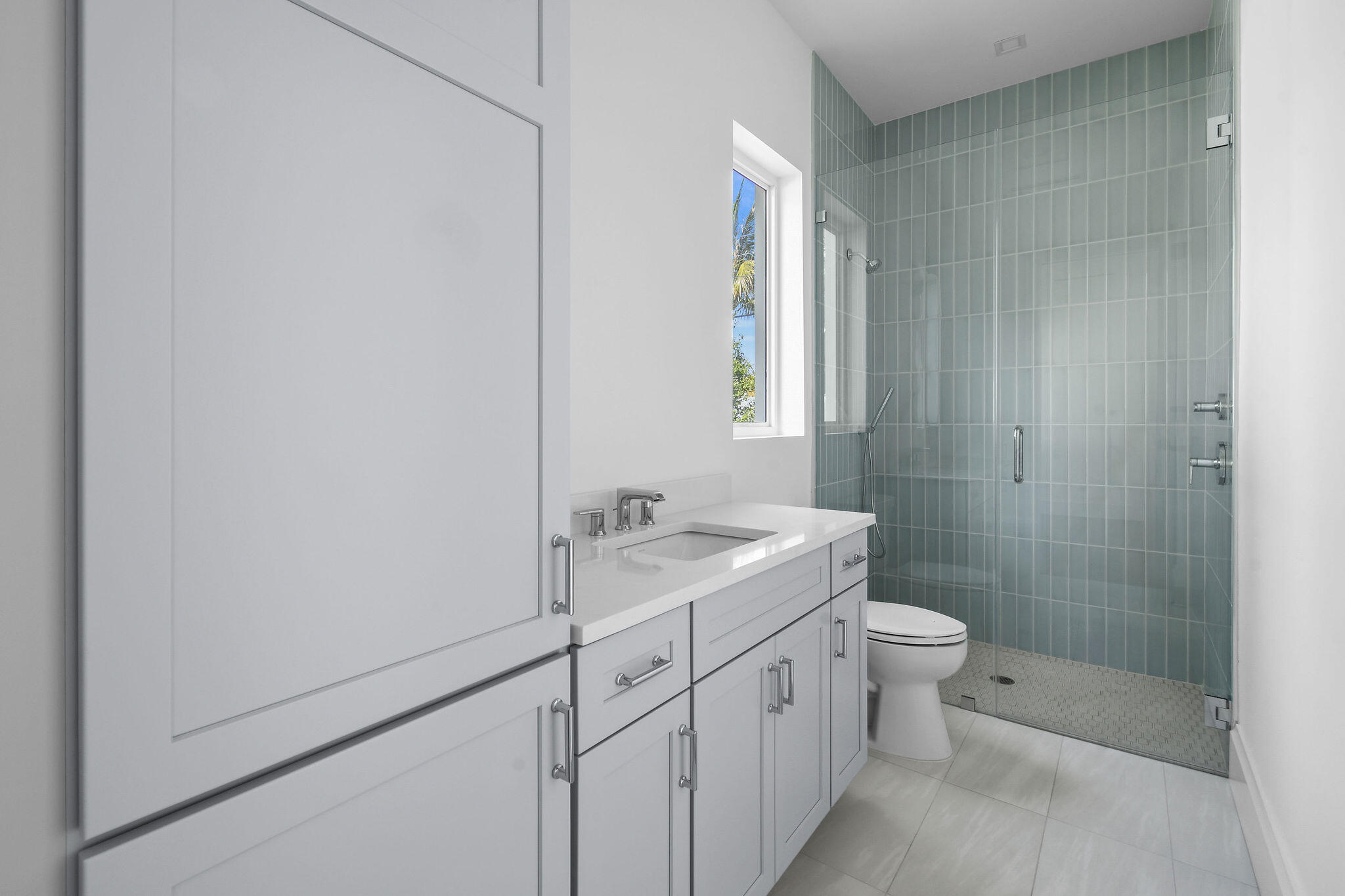 192 River Drive Jupiter, FL 33469 - Photo 17 of 45 a bathroom with 2 sink toilet and shower