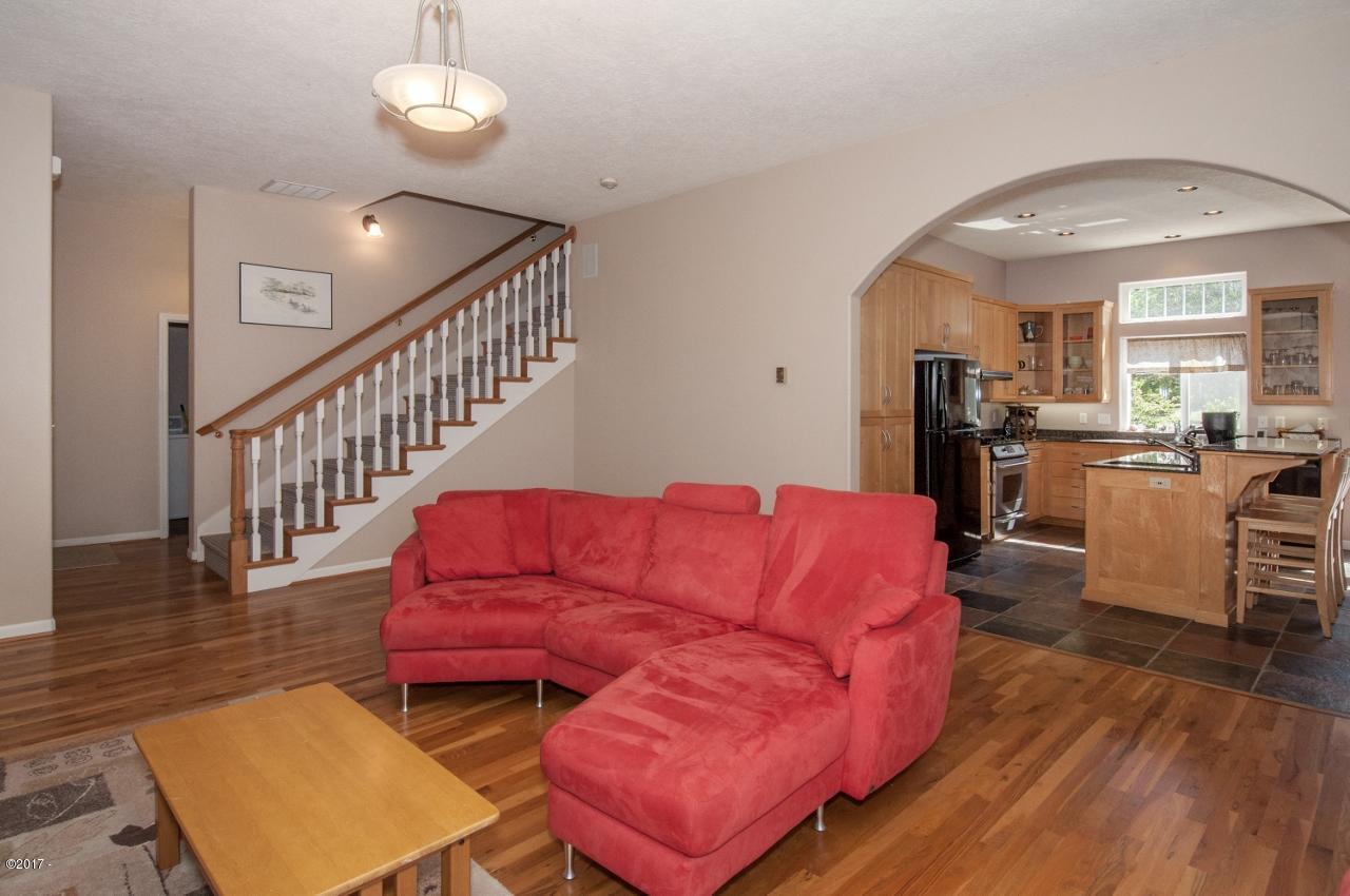 450 Edgewater Depoe Bay, OR 97341 - Photo 9 of 51 Living room