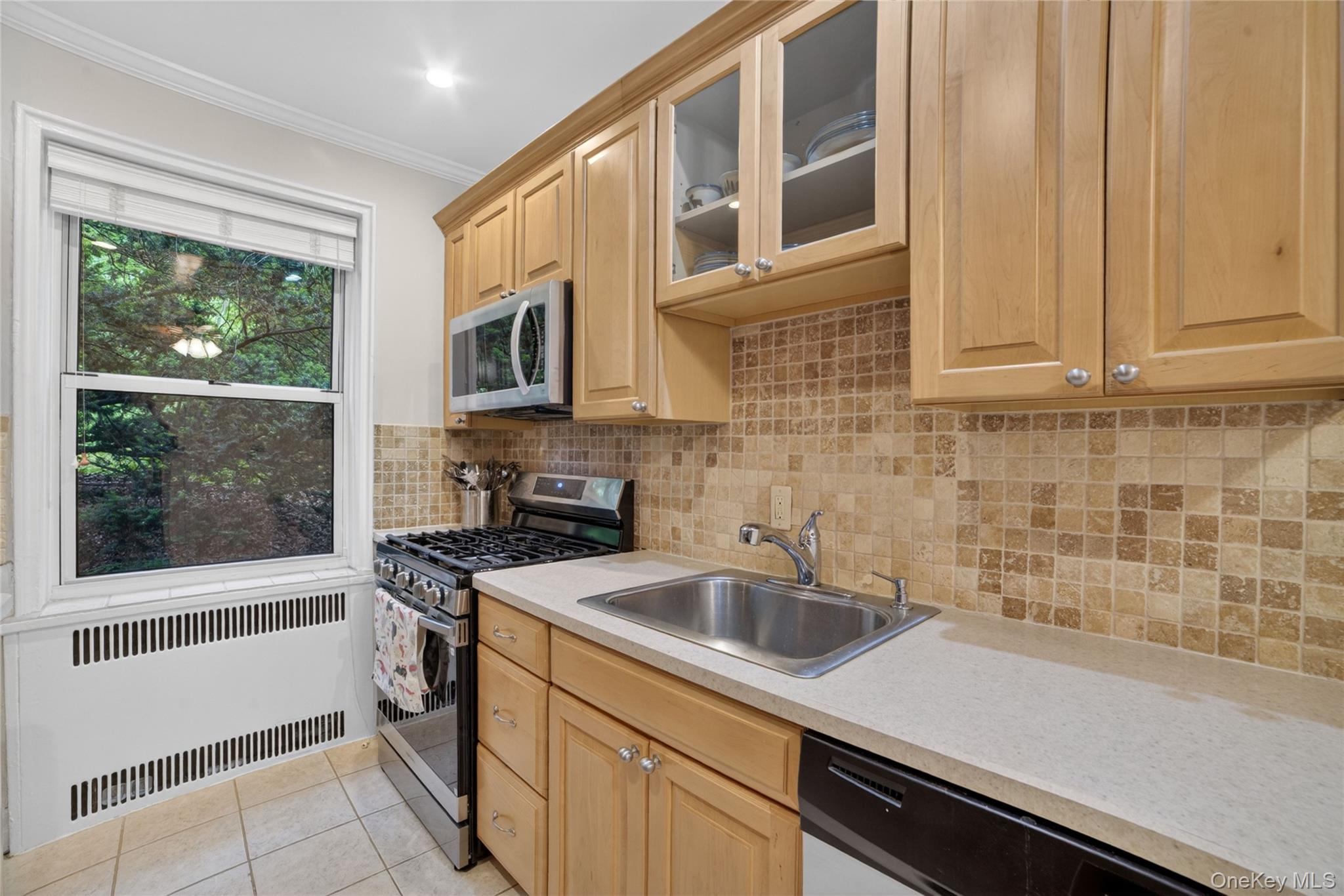 824 Palmer Road, Unit 1F Bronxville, NY 10708 - Photo 11 of 26 a kitchen that has a sink and a stove