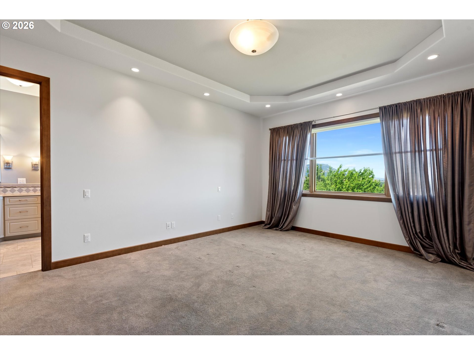 121 Ridge Drive La Grande, OR 97850 - Photo 24 of 43 a view of room with window and front door