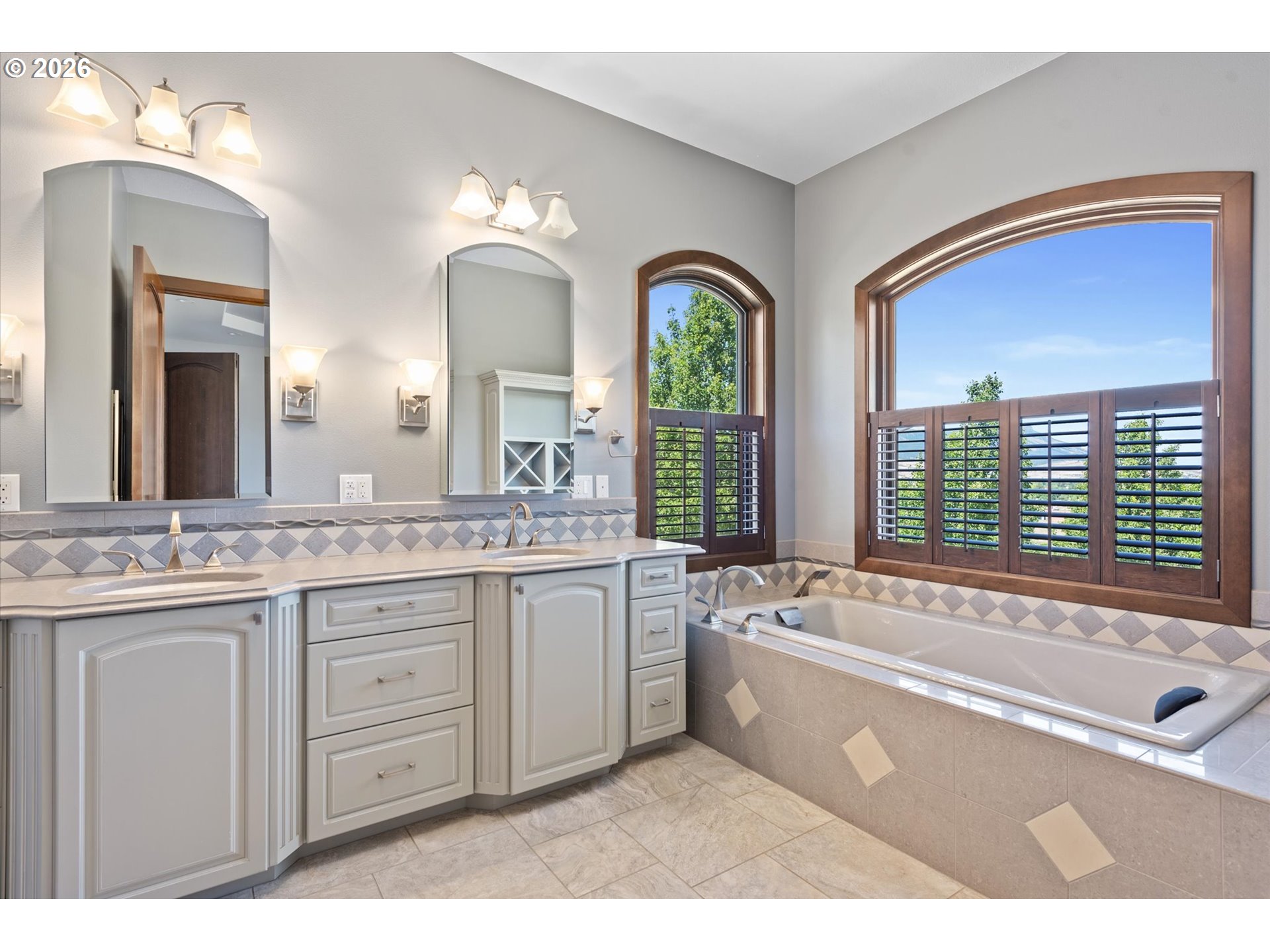121 Ridge Drive La Grande, OR 97850 - Photo 25 of 43 a spacious bathroom with a granite countertop tub a double vanity sink a large mirror and a bathtub