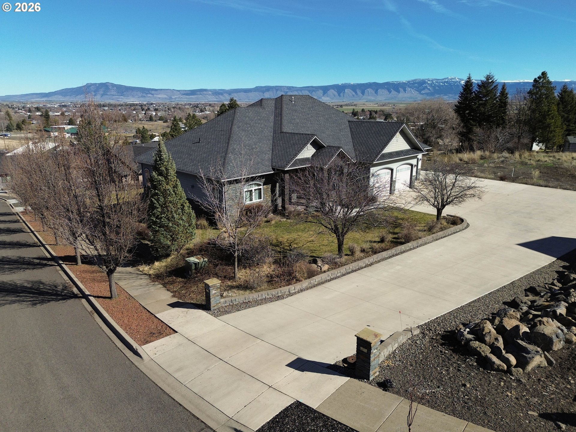121 Ridge Drive La Grande, OR 97850 - Photo 40 of 43 a view of a house with a street