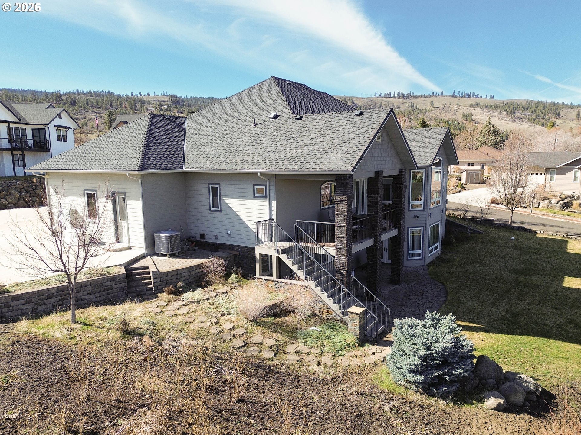 121 Ridge Drive La Grande, OR 97850 - Photo 6 of 43 a front view of house with a yard
