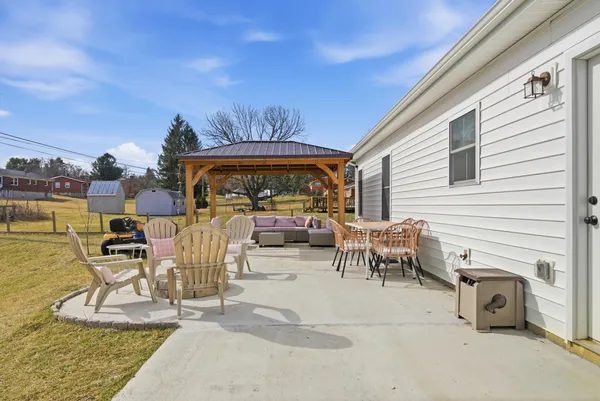 a view of a back yard