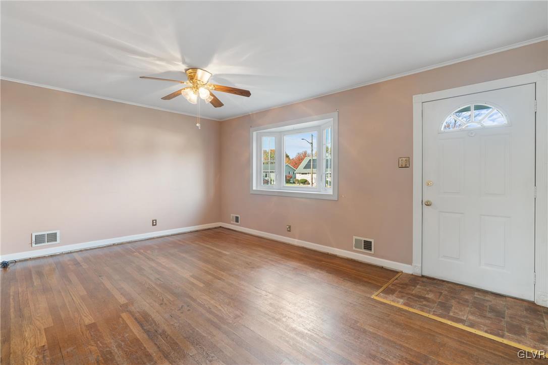 2121 Aster Road Bethlehem, PA 18018 - Photo 15 of 51 Living Room