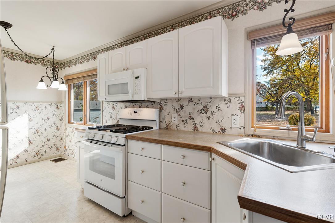 2121 Aster Road Bethlehem, PA 18018 - Photo 20 of 51 Kitchen