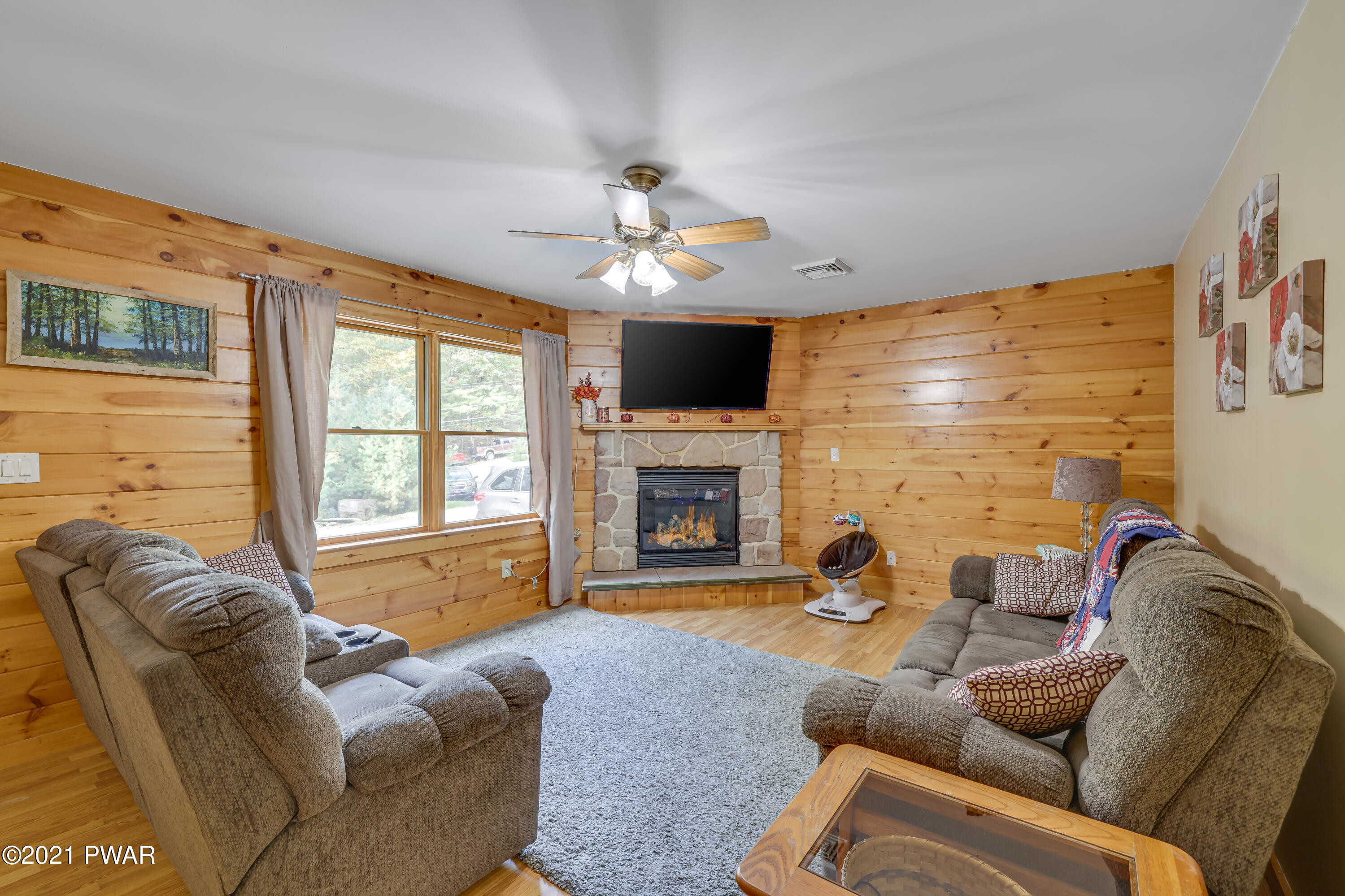 154 Creek Road Hawley, PA 18428 - Photo 8 of 34 livingrm.2