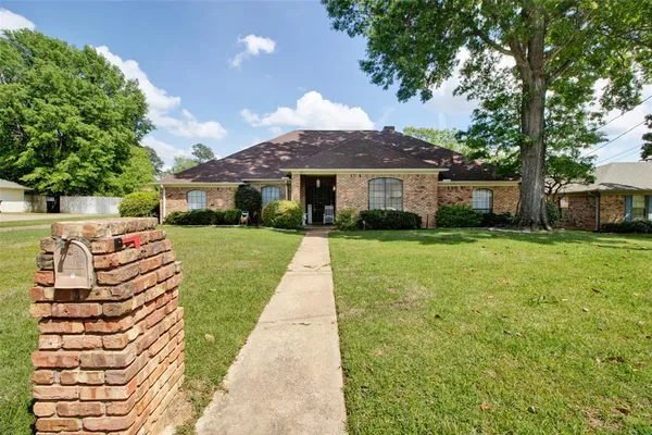 $415,000 | 902 Kingsbury Court, Longview, TX 75604