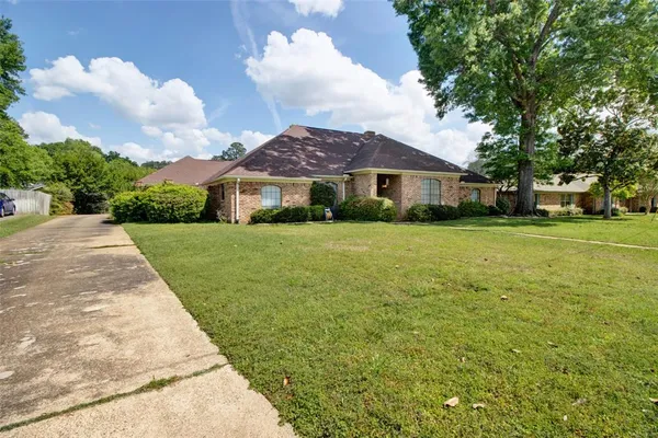 $415,000 | 902 Kingsbury Court, Longview, TX 75604