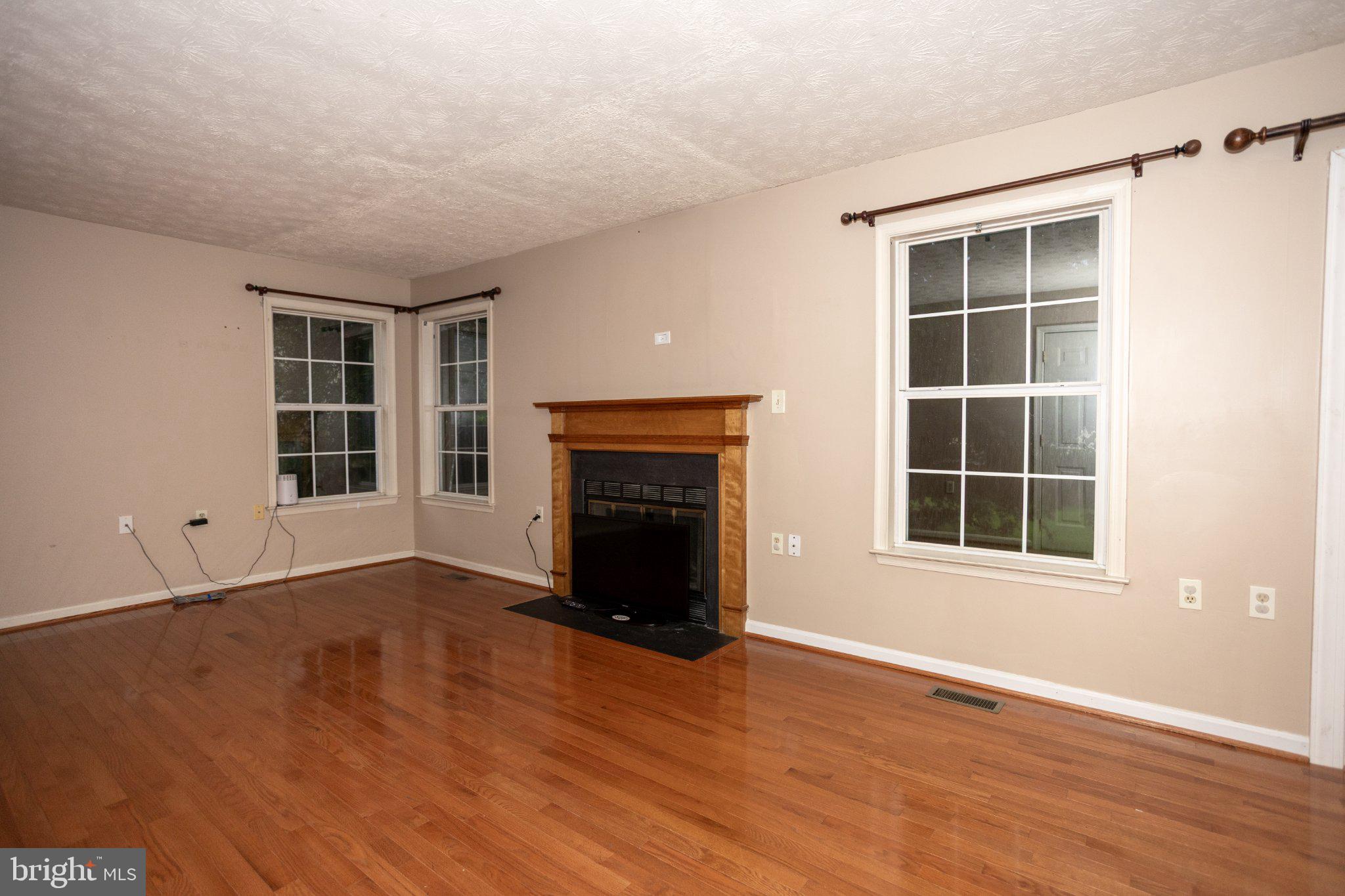10412 Labrador Loop Manassas, VA 20112 - Photo 18 of 58 Spacious living area with natural light.