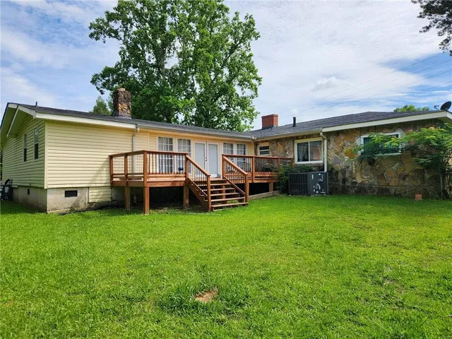 a view of a house with backyard and porch