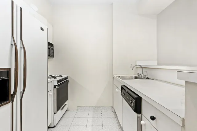 $888,888 | 136-140 West 23rd Street, Unit 4A | Chelsea