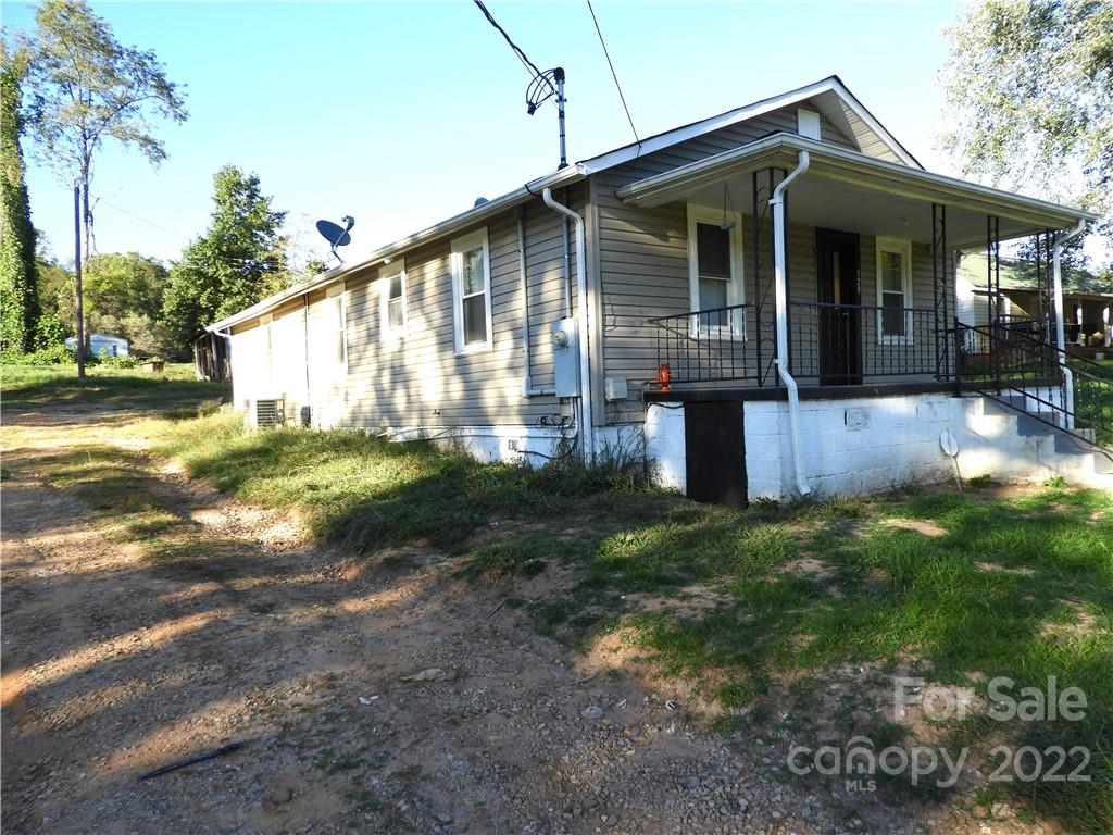 529 Jacktown Road Marion, NC 28752 - Photo 3 of 14 a view of a house with backyard and garden