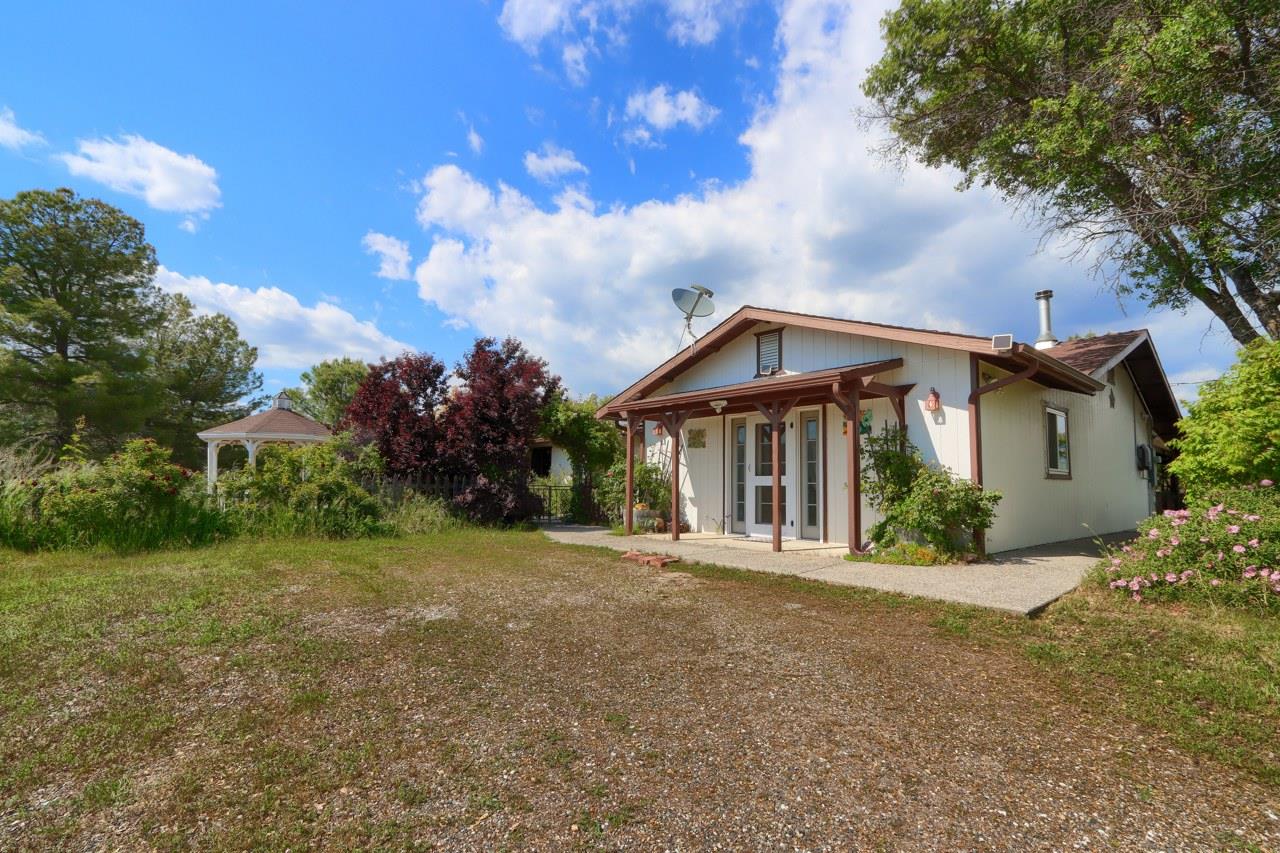44800 Ahwahnee Acres Road Ahwahnee, CA 93601 - Photo 51 of 77 a front view of a house with a garden