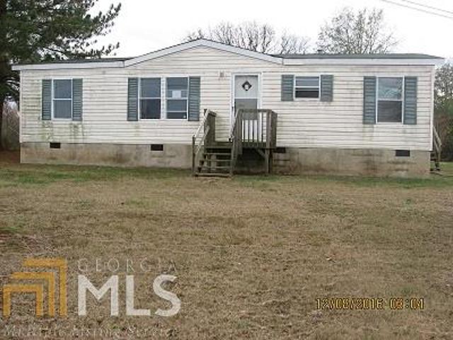 a view of a house with backyard
