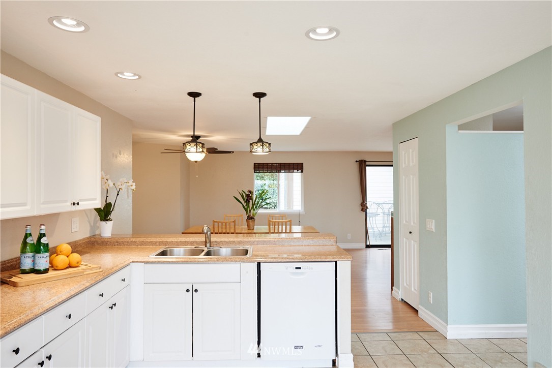 22714 4th Avenue Southeast Bothell, WA 98021 - Photo 5 of 21