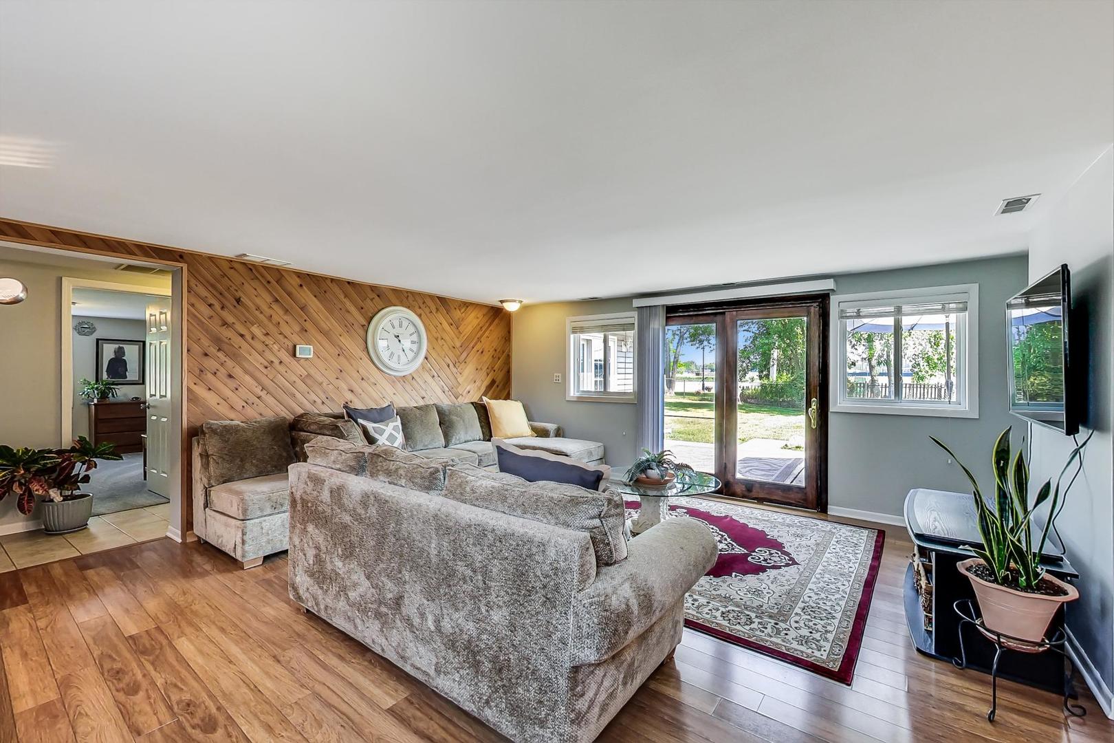 336 Sunset Lane Wheeling, IL 60090 - Photo 13 of 43