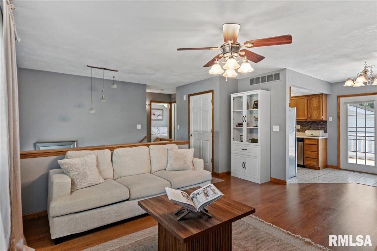 3028 Sutherland Road Springfield, IL 62702 - Photo 5 of 38