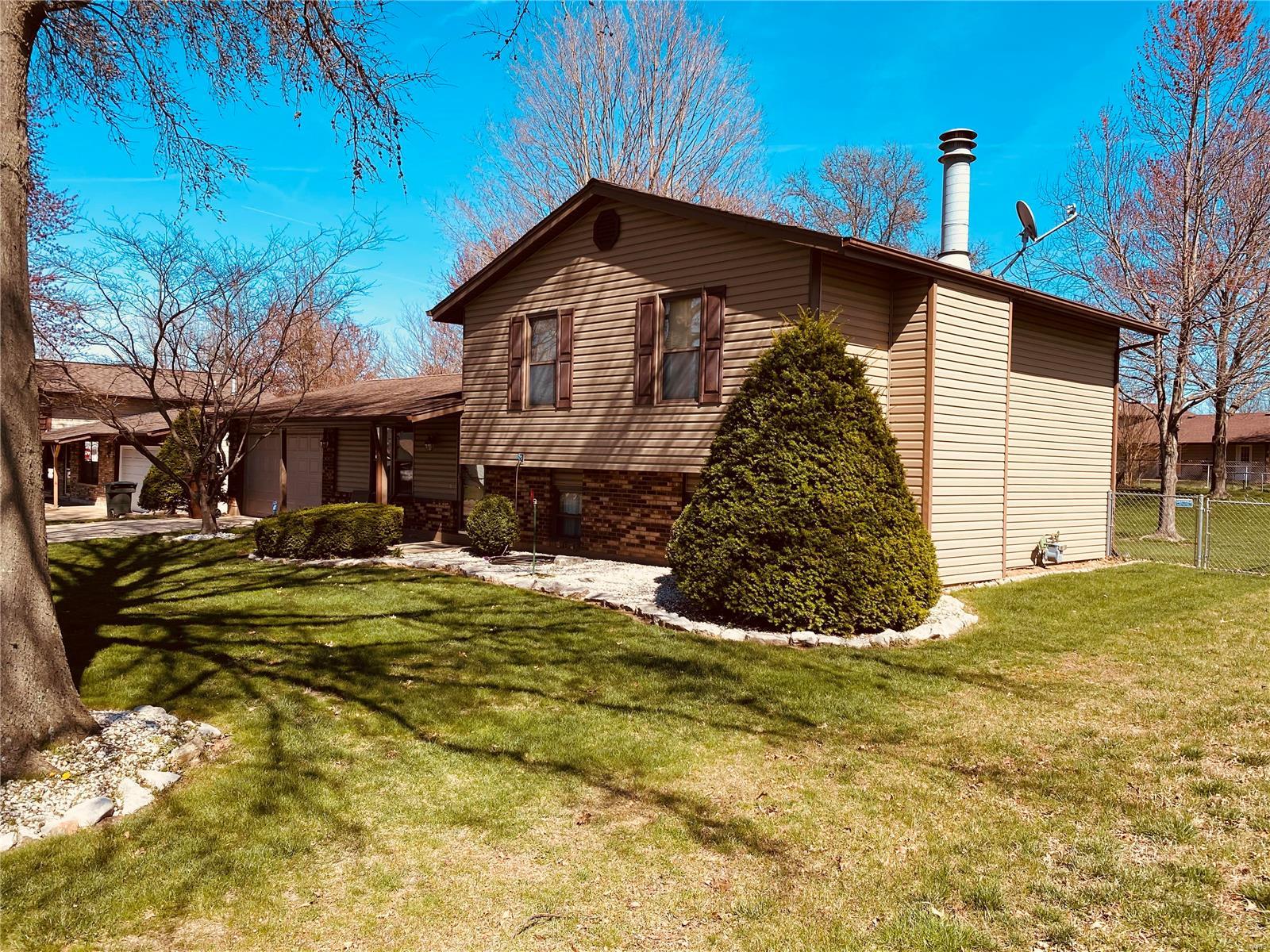 110 El Perro Drive St. Peters, MO 63376 - Photo 2 of 4