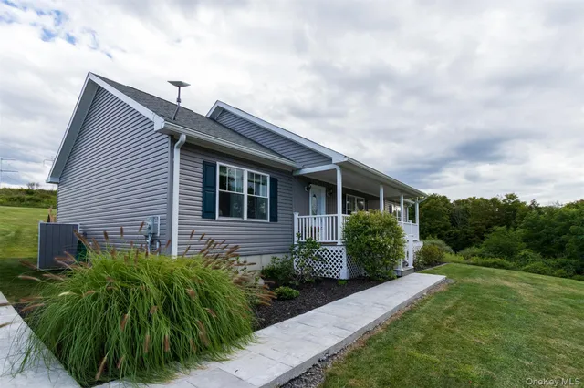 a view of a back yard