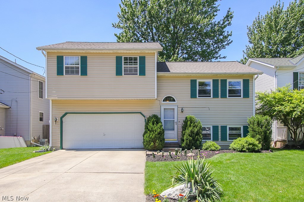 5928 Ridgeview Boulevard North Ridgeville, OH 44039 - Photo 1 of 31