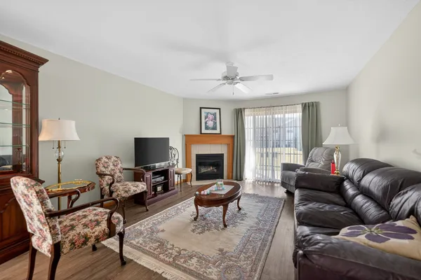 $225,000 | 941 Arvle Circle, Unit 941, Sycamore, IL 60178