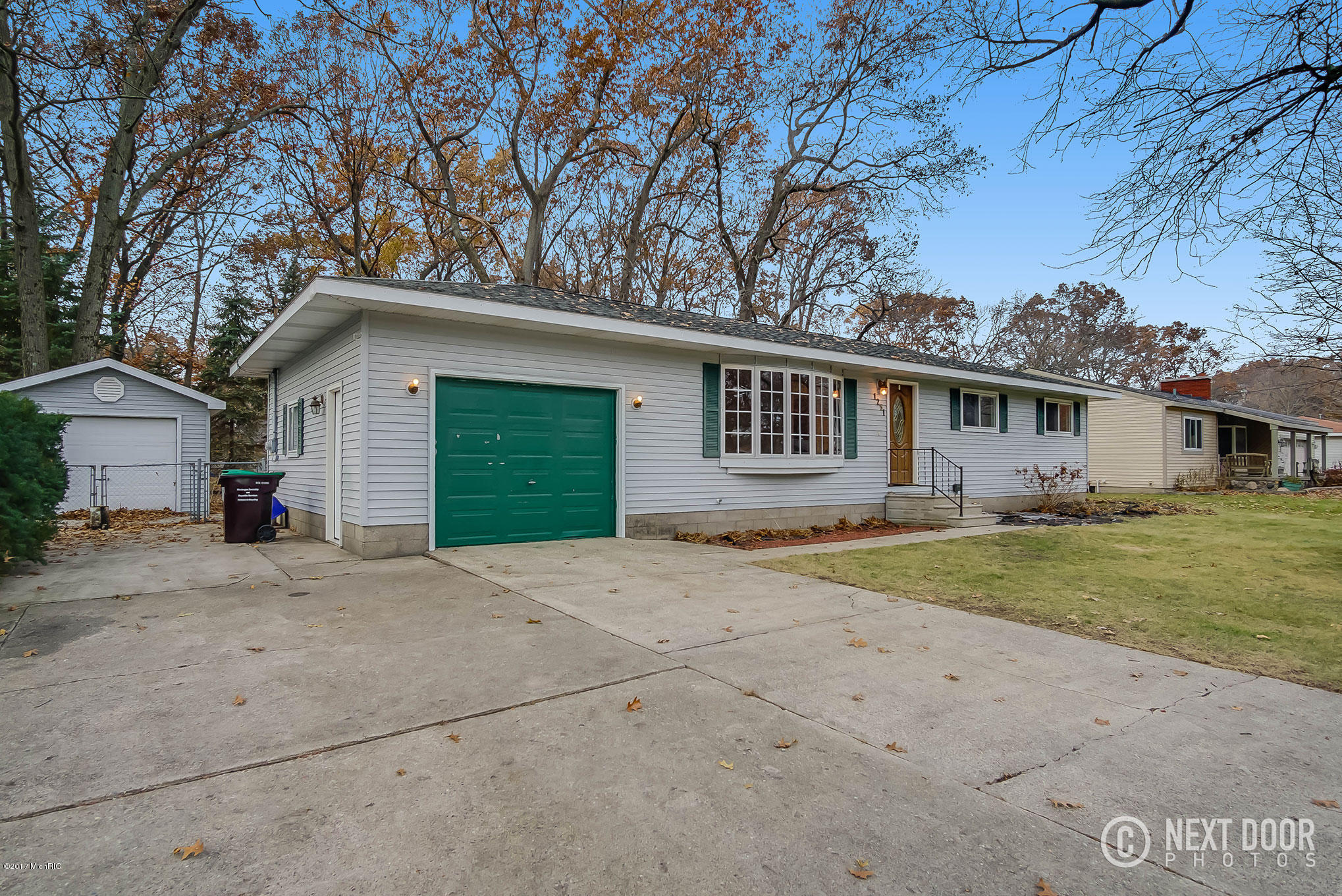 1251 Joslyn Road Muskegon, MI 49445 - Photo 4 of 36 DSC05077_blended