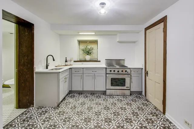 $1,250,000 | 1951 West Evergreen Avenue, Chicago, IL 60622