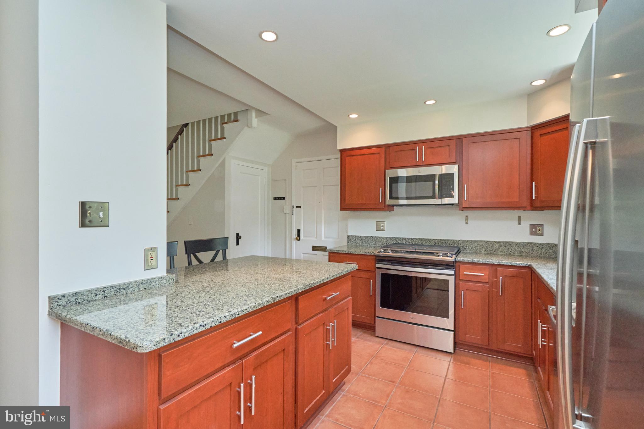 3314 Gunston Road, Unit 7303314 Alexandria, VA 22302 - Photo 9 of 42 Kitchen features gas cooking