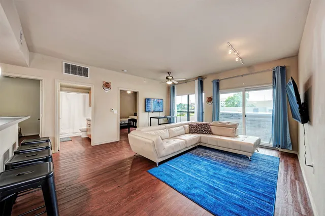 $3,995 | 5117 North Lamar Boulevard, Unit 303, Austin, TX 78751