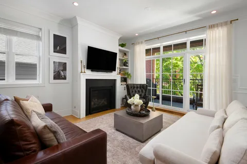 $875,000 | 1900 North Sheffield Avenue, Unit 2N, Chicago, IL 60614