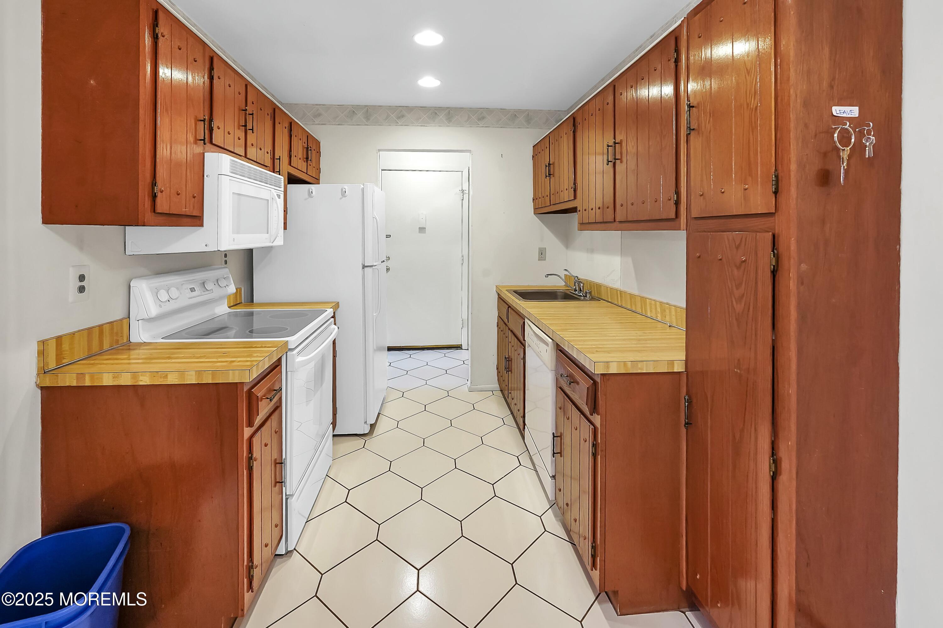 98 Arrowood Road, Unit K Manalapan, NJ 07726 - Photo 16 of 28 kitchen