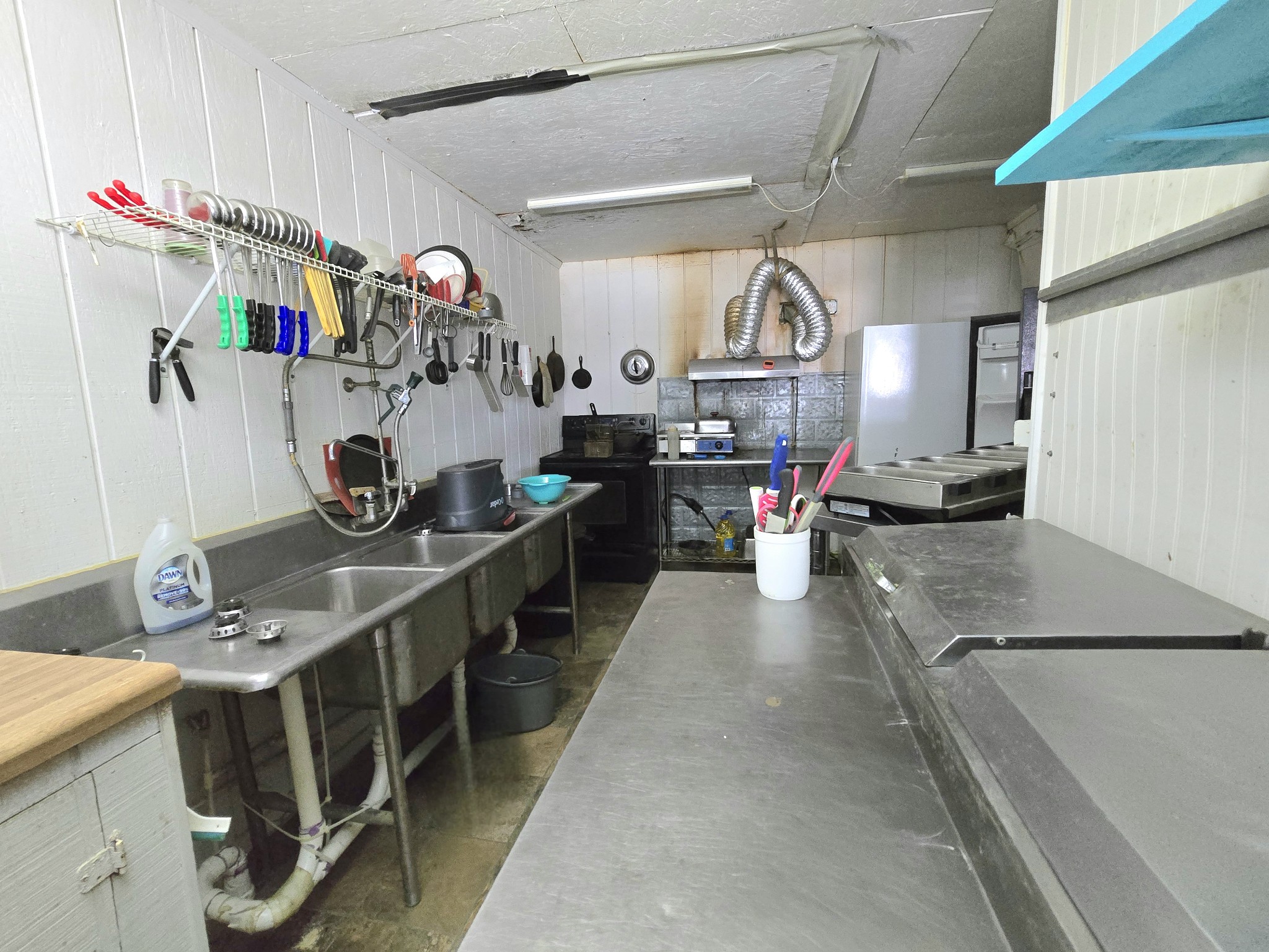 7089 Short Mountain Road McMinnville, TN 37110 - Photo 32 of 36 a kitchen with lots of counter top space
