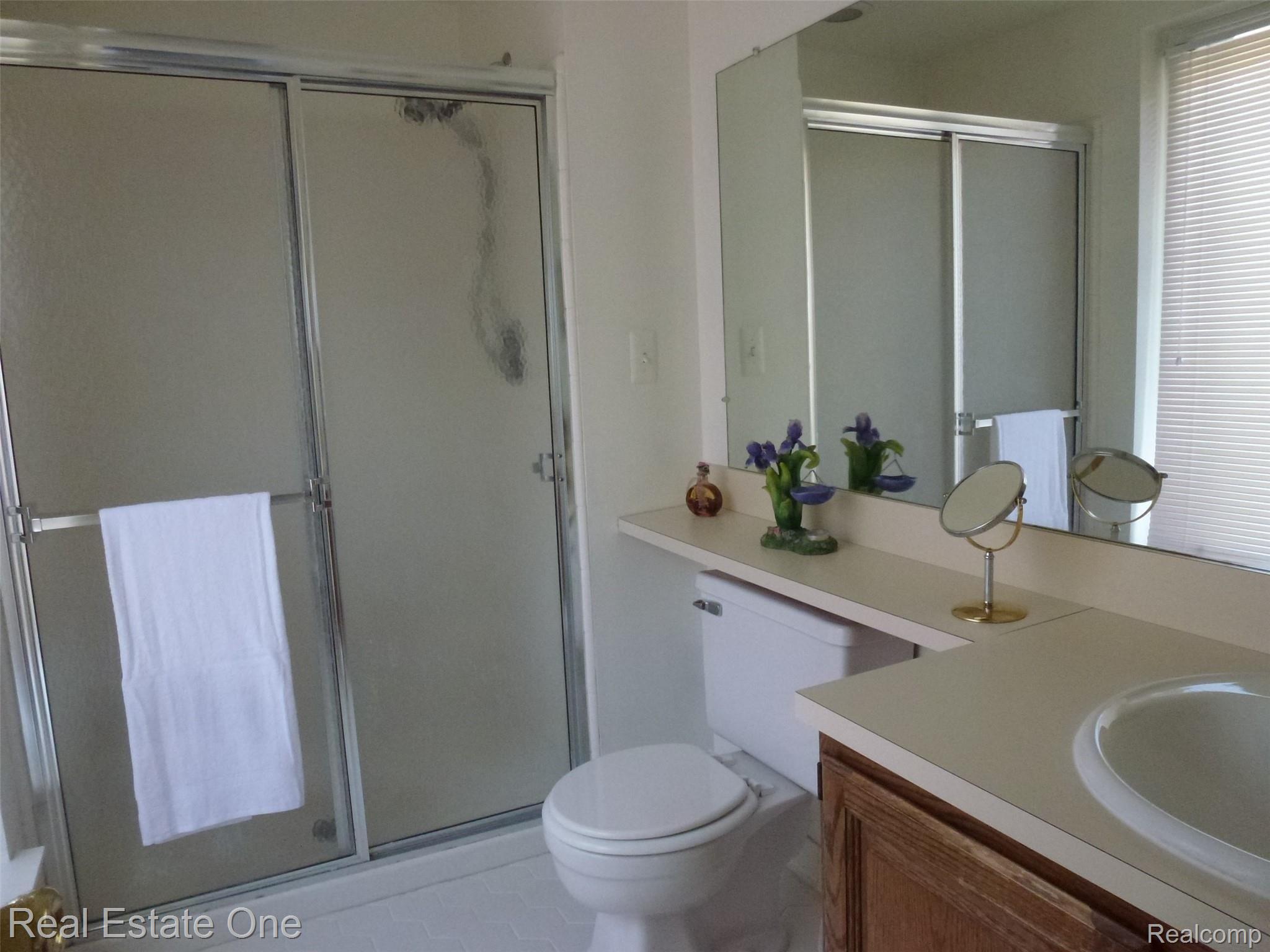 634 Shellbourne Drive Rochester, MI 48309 - Photo 42 of 52 P1070156.JPG Master Bath