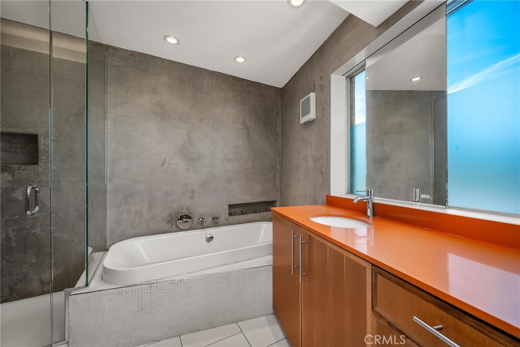 701 Hillcrest Street El Segundo, CA 90245 - Photo 18 of 31 primary bath