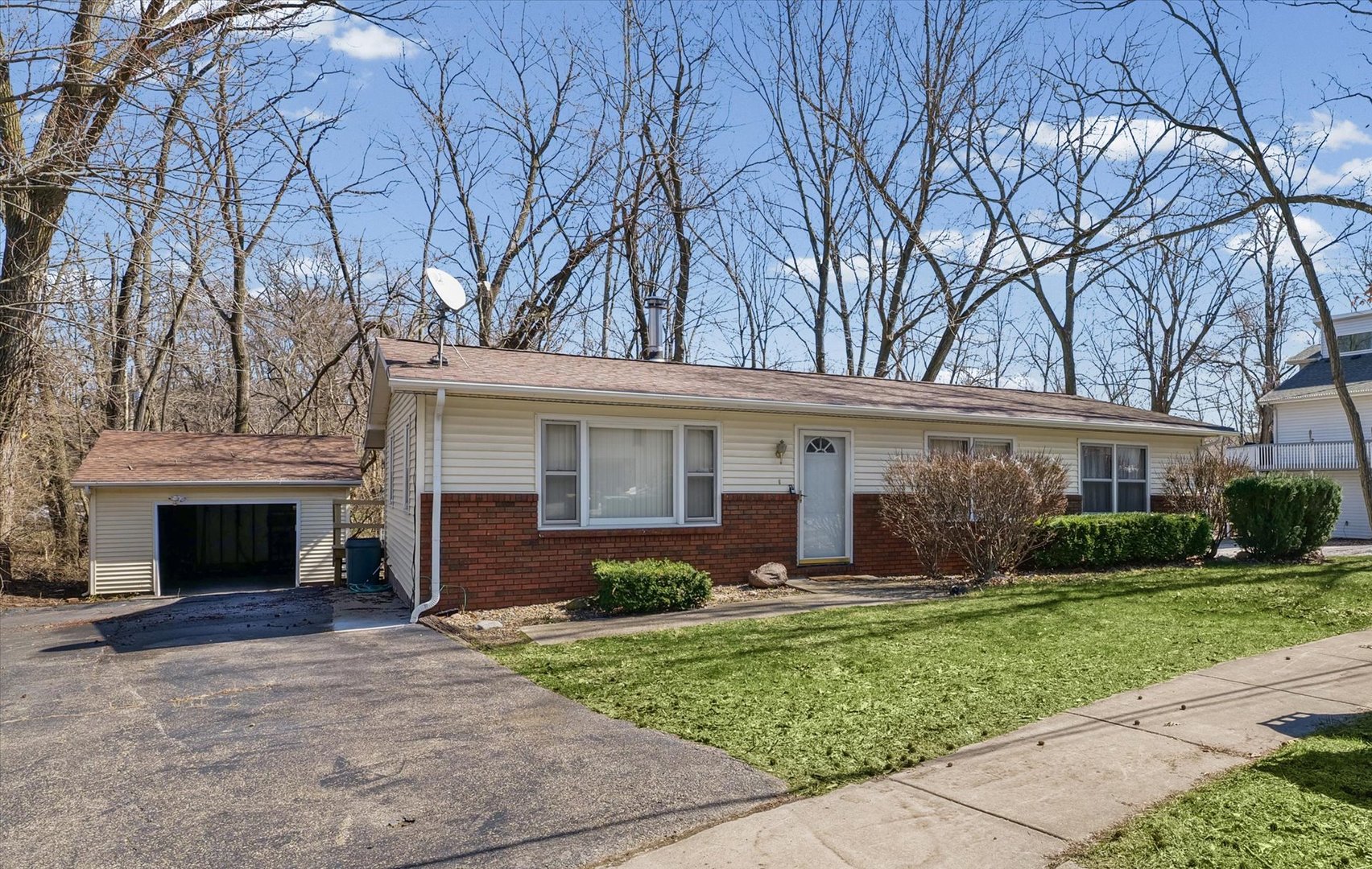 646 North Cove Court Decatur, IL 62521 - Photo 3 of 33