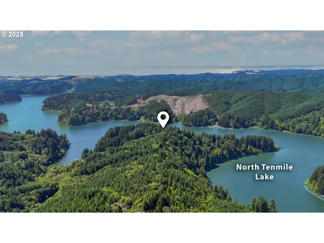 a view of a back yard