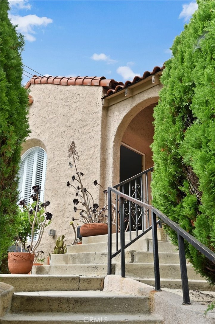 4221 Hazel Kirk Drive Los Angeles, CA 90027 - Photo 3 of 20