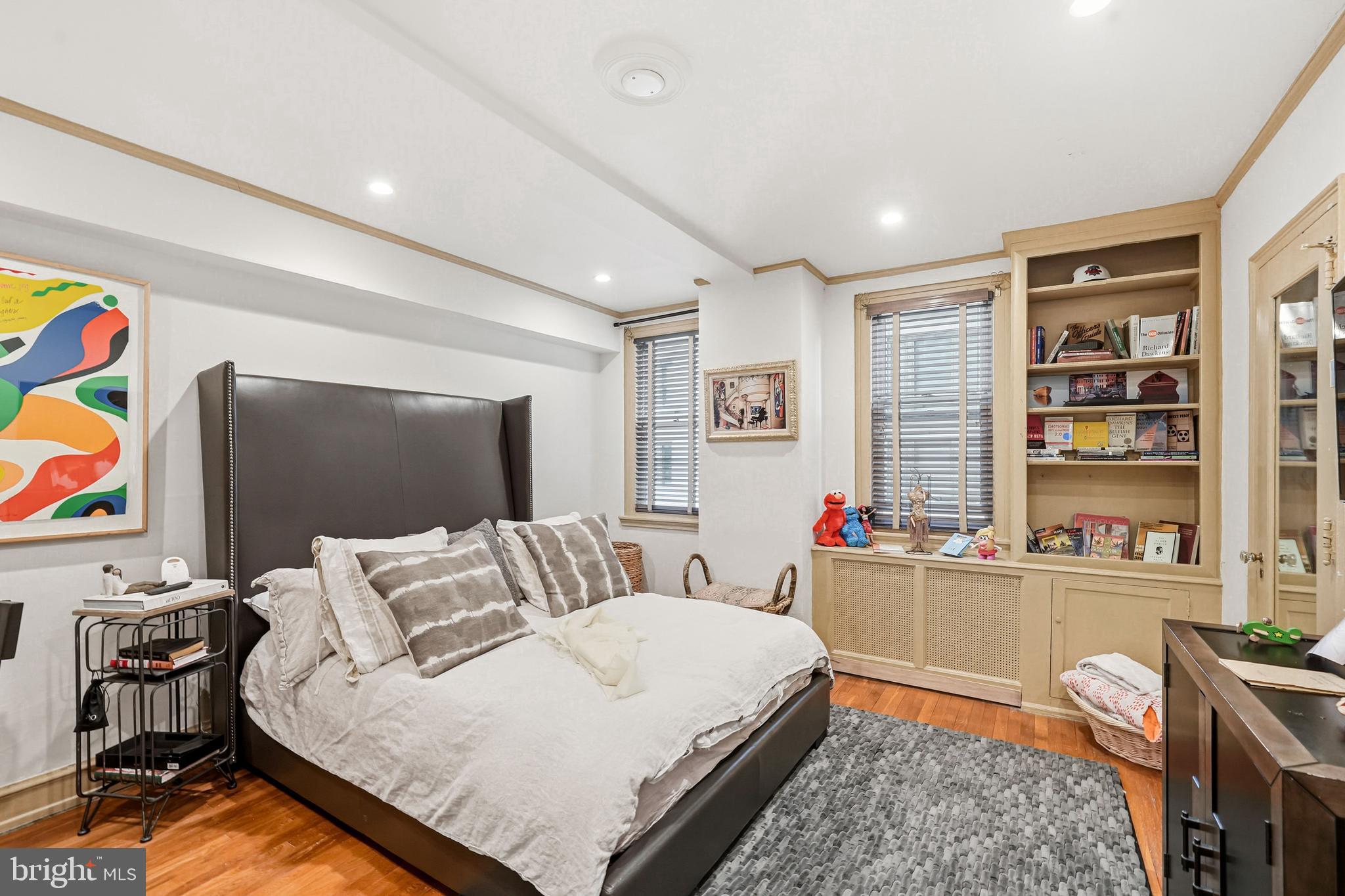 1901 Walnut Street, Unit 6F Philadelphia, PA 19103 - Photo 18 of 32 a room with furniture and a flat screen tv