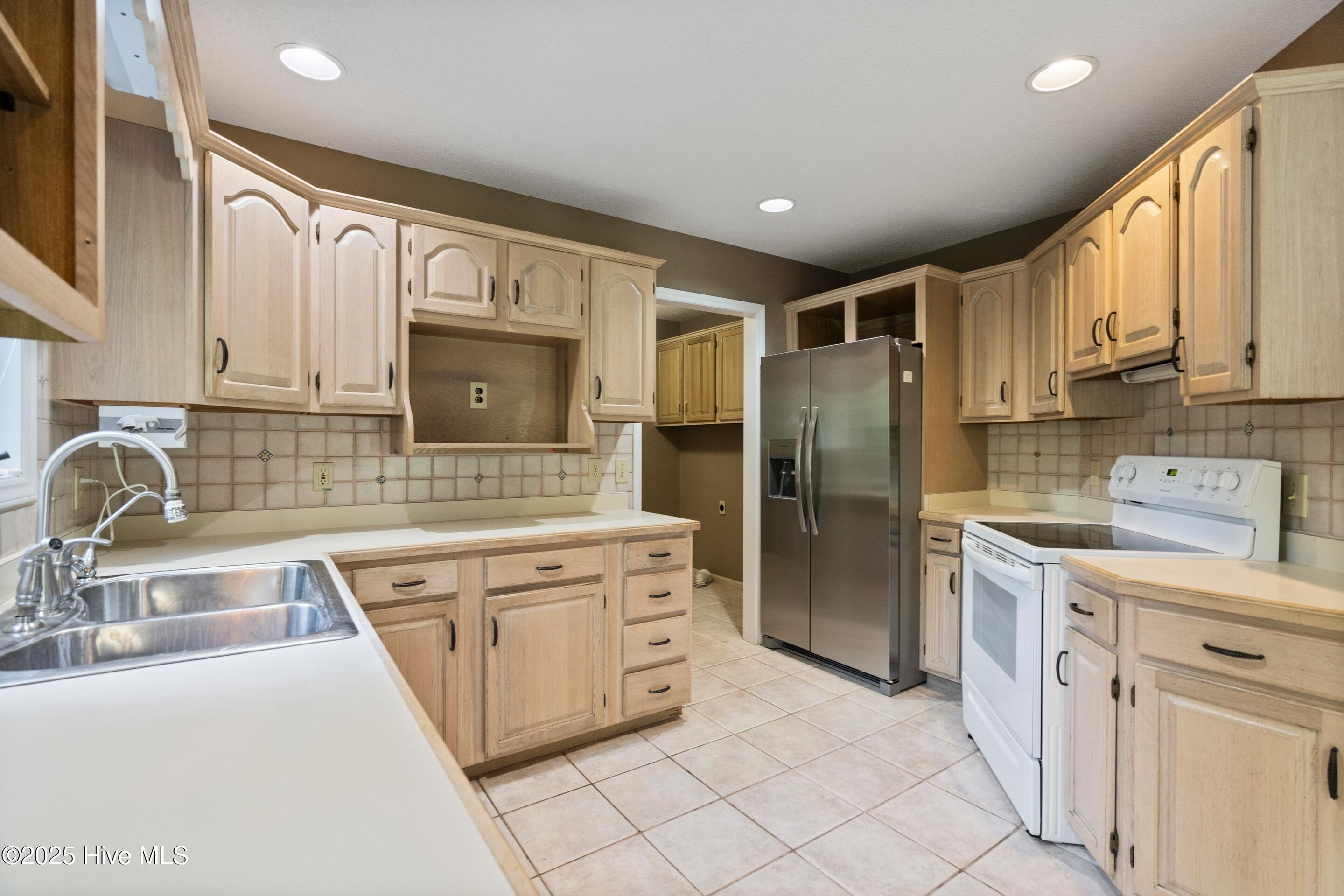 153 Olde Point Road Hampstead, NC 28443 - Photo 7 of 21 kitchen 2