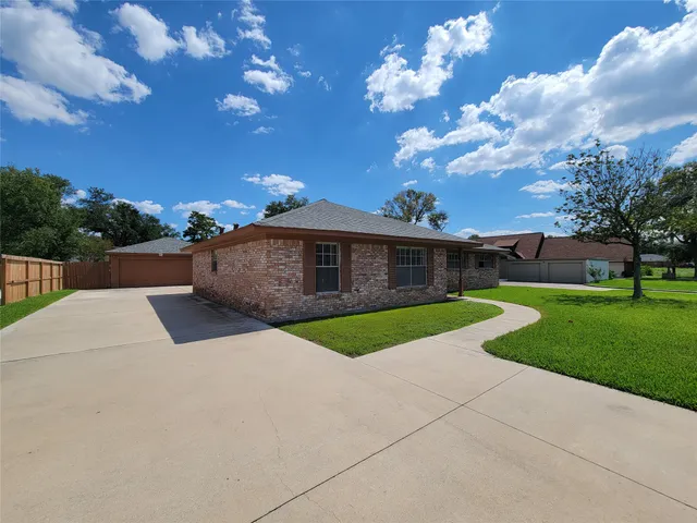 $2,100 | 2115 Forest Oaks Drive, Houston, TX 77017