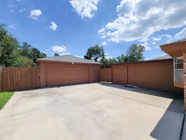 $2,100 | 2115 Forest Oaks Drive, Houston, TX 77017