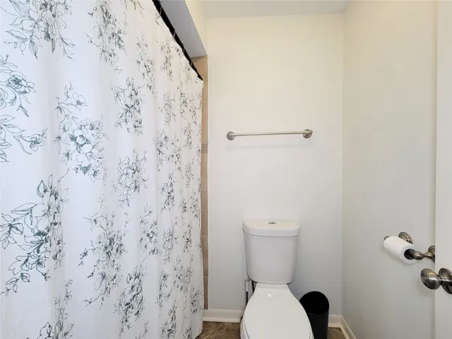 $2,100 | 2115 Forest Oaks Drive, Houston, TX 77017