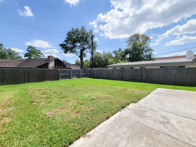 $2,100 | 2115 Forest Oaks Drive, Houston, TX 77017