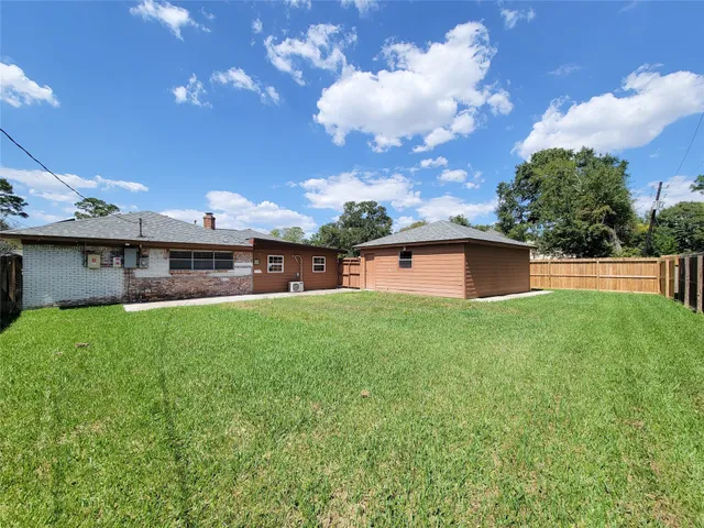 $2,100 | 2115 Forest Oaks Drive, Houston, TX 77017