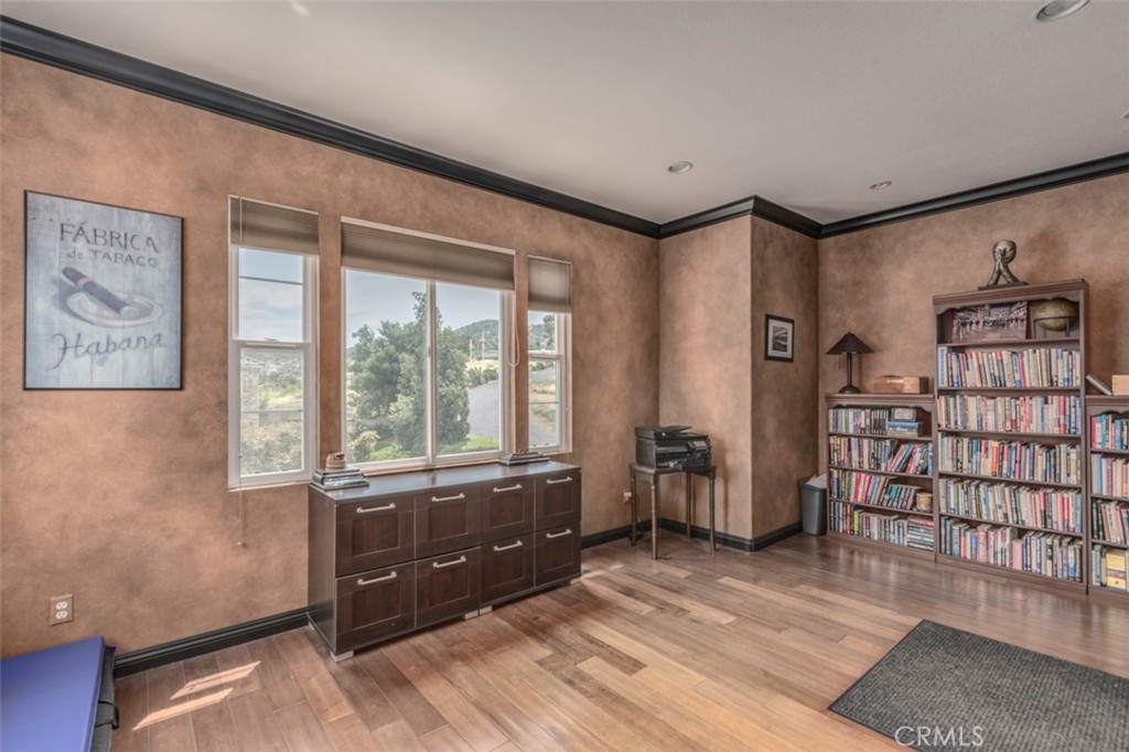 980 Nicholas Place Corona, CA 92882 - Photo 32 of 46 an empty room with windows and closet