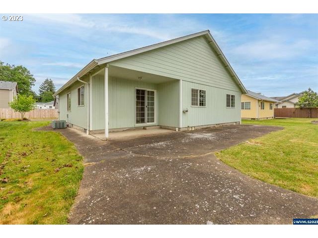 3014 View Lane Lebanon, OR 97355 - Photo 21 of 29 a backyard of a house