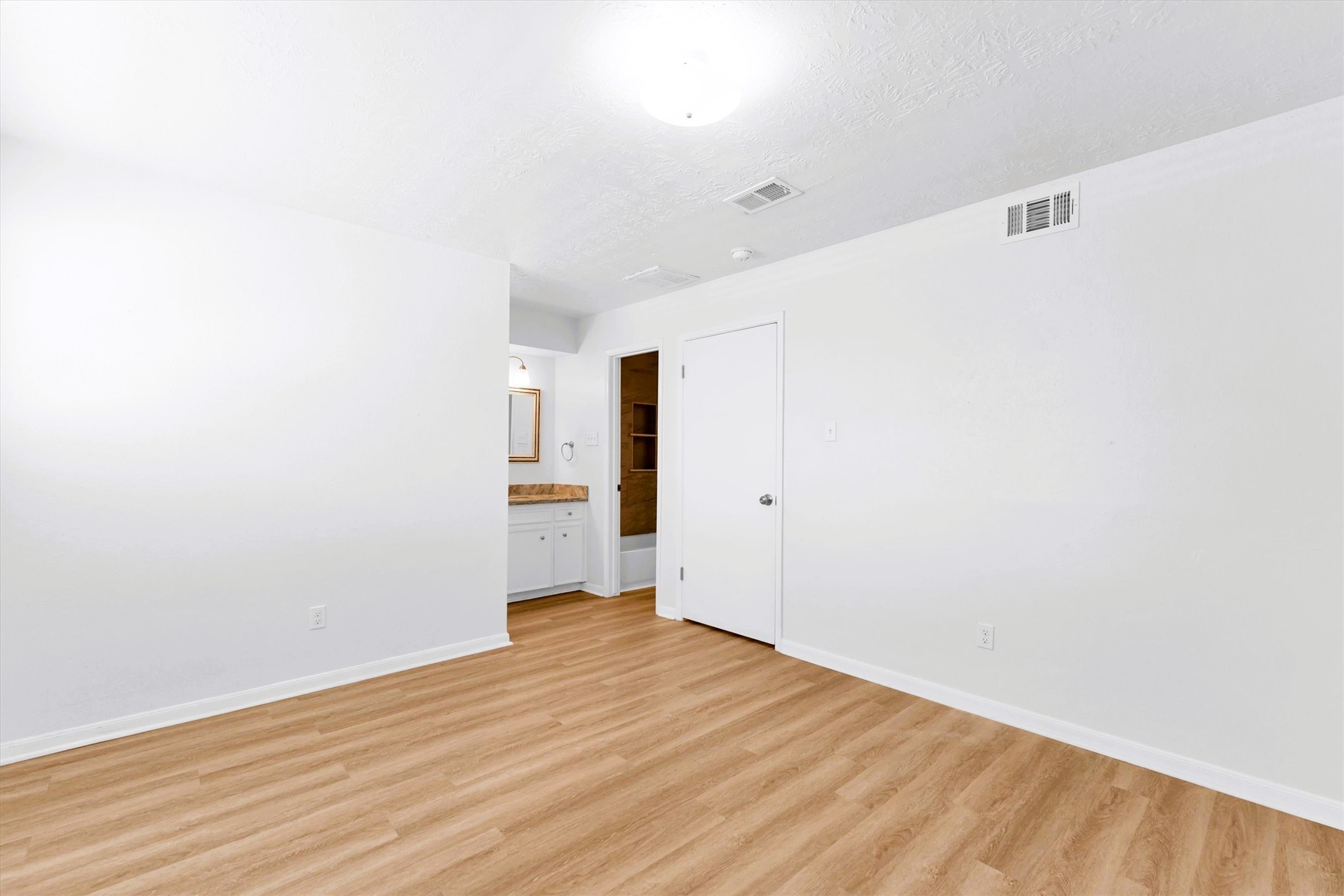 1101 Wilson Drive Rosenberg, TX 77471 - Photo 30 of 38 2ND BEDROOM 17.5 X 10.7, DOOR TO LANDING AT TOP OF STAIRS!