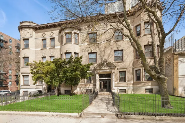 $3,000 | 668 West Sheridan Road, Unit 1, Chicago, IL 60613