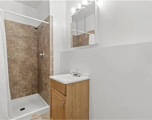 $3,000 | 668 West Sheridan Road, Unit 1, Chicago, IL 60613